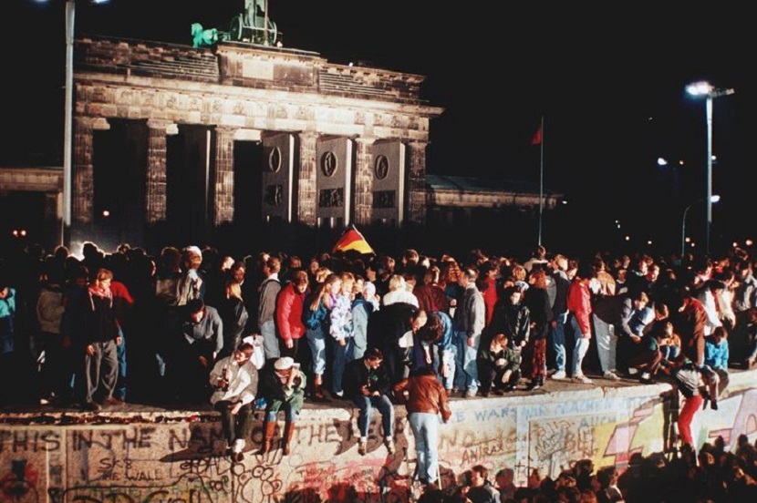 9 novembre 1989, cade il muro di Berlino: i berlinesi si riprendono la loro libertà