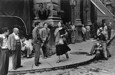 American girl in Italy - 1951 Ruth Orkin ritrae Ninalee Craig a Firenze Foto di pubblico dominio