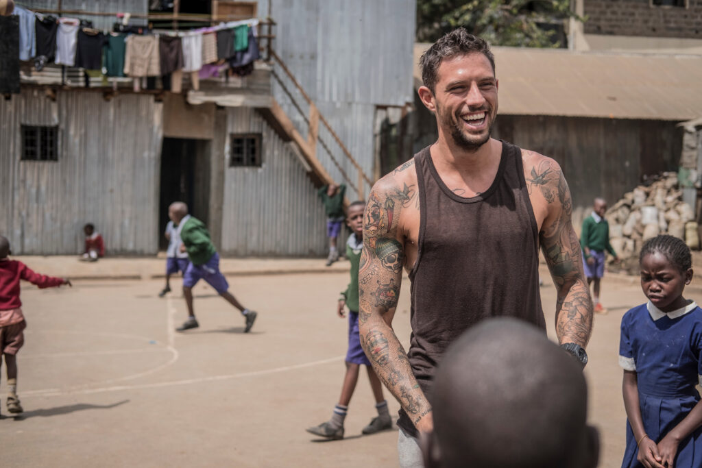 Tommaso Marino, uno dei fondatori Slums Dunk, gioca a basket in Africa